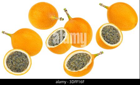 Granadilla oder gelbe Passionsfrucht isoliert auf weißem Hintergrund mit Schnittpfad, volle Schärfentiefe Stockfoto