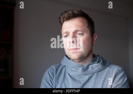 Nachdenklicher reifer männlicher Mensch, der eine schwierige Entscheidung oder Strategie trifft, Vision-Konzept. Stockfoto