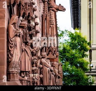 Gotische Kathedralfassade mit komplizierten Steinskulpturen. Stockfoto