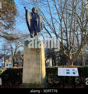 Statue des ehemaligen Premierministers David Lloyd George, 1. Earl Lloyd-George of Dwyfor, der seine Faust hochhebt, Gorsedd Gardens Public Park, Cardiff Stockfoto