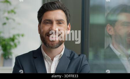 Porträt glücklich lächelnd zuversichtlicher kaukasischer Geschäftsmann mittleren Alters, der in die Kamera schaut, lächelnd im Büro erwachsener Geschäftsmann männlicher Manager Arbeitgeber Stockfoto