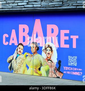 Farbenfrohes Poster für die Show Cabaret, außerhalb des Wales Millennium Centre, Cardiff Bay, South Wales, Großbritannien. Vom Januar 2026 Stockfoto