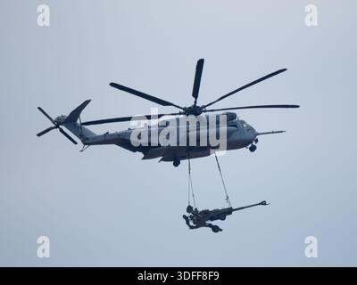 CH-53E Super Hengst mit M777 Haubitze Stockfoto