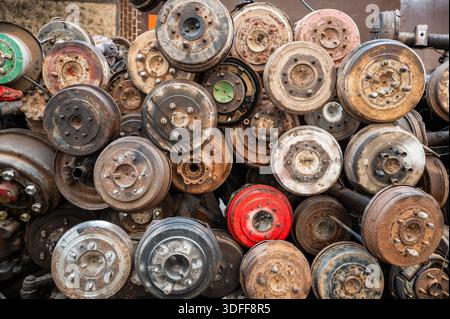 Haufen von rostigen und schmutzigen veraltert alten Fahrzeug Metallmotor und Ersatzteile. Stockfoto