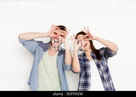 Zwangloses Paar, das Spaß hat, Studio-Porträt Stockfoto