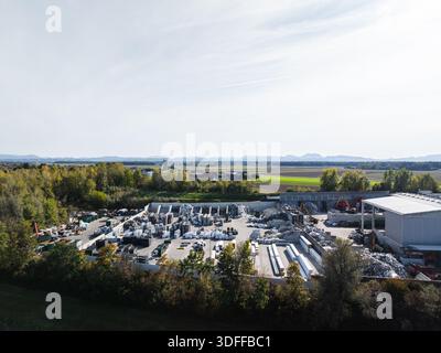 Aus der Vogelperspektive einer Metallrecyclinganlage mit verschiedenen Schrottpfählen und Ausrüstungen für nachhaltige Abfallbewirtschaftung und Ressourcenverwertung. Stockfoto