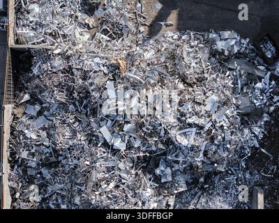 Luftaufnahme einer Metall-Recyclinganlage, in der Schrottstapel zur Ressourcenverwertung und zum Umweltschutz verarbeitet werden Stockfoto