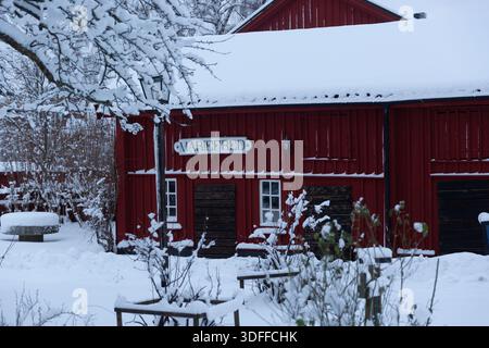 Das alte Volksmuseum und Garten Callanderska, Mariefred, Schweden, im Januar mit Schnee bedeckt Stockfoto