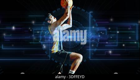 Springender Basketballspieler, der im HUD-Hintergrund im Studio schießt, Ball hält und ärmelloses Trikot trägt Stockfoto
