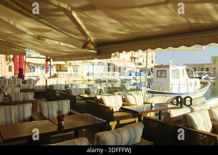 Sonniger Morgen im alten Hafen von Rethymnon, Griechenland Stockfoto