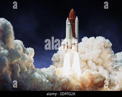 Raketenauftrieb. Ein Space Shuttle startet ins All. Das Raumschiff fährt in Richtung Sternenhimmel. Elemente dieses Bildes, bereitgestellt von der NASA. Stockfoto