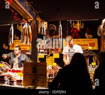 PARIS - 17. November: Zwei nicht identifizierte Metzgereien verkaufen traditionelle katalanische Trockenwürste auf dem Weihnachtsmarkt am 17. November 2013 in Paris, Fran Stockfoto