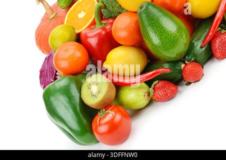 Appetitliches Gemüse und Obst auf weißem Hintergrund. Stockfoto