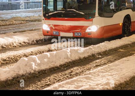 Hamburger Stadtbus im Winter Stockfoto