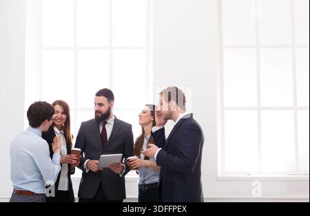 Geschäftstreffen der Mitarbeiter im Büro während der Kaffeepause, Geschäftsleute mit Kopierraum Stockfoto