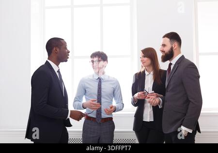 Multiethnisches Unternehmenstreffen erfolgreicher Manager im Büro, Geschäftsleute mit Kopierraum. Büroleben. Stockfoto