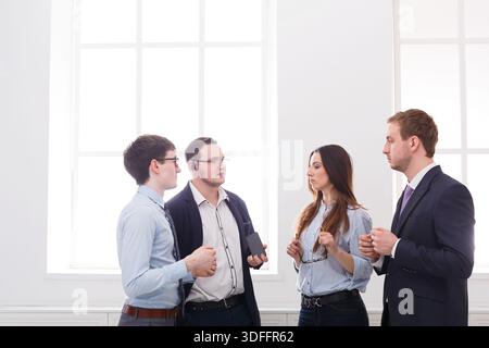 Geschäftstreffen im Büro, Analyse von Geschäftsleuten Stockfoto
