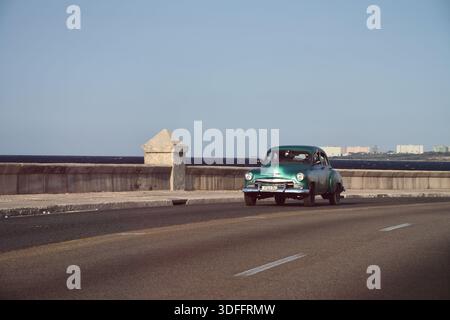 Amerikanischer Oldtimer auf der Malecon Seafront Road in Havanna, Kuba Stockfoto