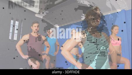 Führende Lehrerin mit blauem Oberteil und schwarzem Unterteil, die den Studiounterricht mit Clip-on-Mikrofonen führt Stockfoto