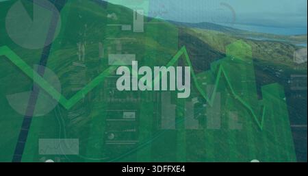 Anzeige von schwach grünen Daten über Hügeln an der Küste, kurvenreichen Straßen, mit Linien- und Balkendiagrammen. Infografik, Dashboard, räumlich, Panorama, Land Stockfoto