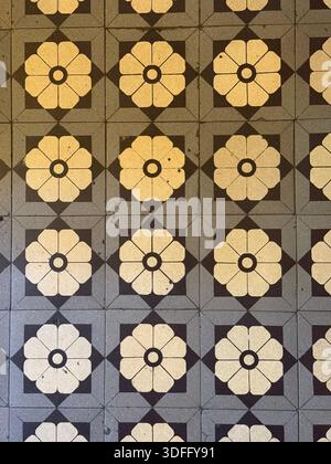 Muster aus geometrischen und floralen Fliesen im Retro-Stil, perfekt für Hintergründe und Designkonzepte. Mobiles Foto Stockfoto