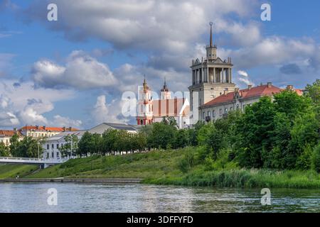 Kirche der Heiligen Philipp und Jakobus und Haus der Wissenschaftler in der Nähe des Lukiškės-Platzes in der Altstadt der Hauptstadt Vilnius, Litauen Stockfoto