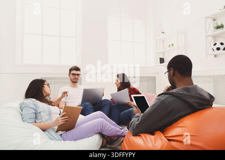 Denken Sie aus der Box, professionelles Team im Büro Stockfoto