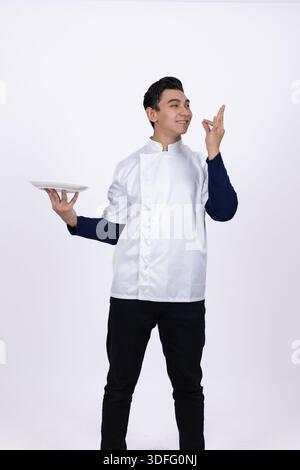 Lächelnder Koch in weißer Uniform Stockfoto