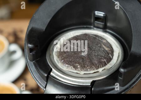 Verwendetes Kaffeepad in der Kaffeemaschine nach dem Zubereiten von Kaffee Stockfoto