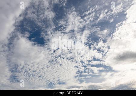 Weiße Wolken am hellblauen Himmel Stockfoto