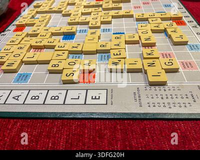Scrabble Brettspiel mit Buchstabensteinen und Strategiekonzept im Gange. Englische Freizeit. Stockfoto