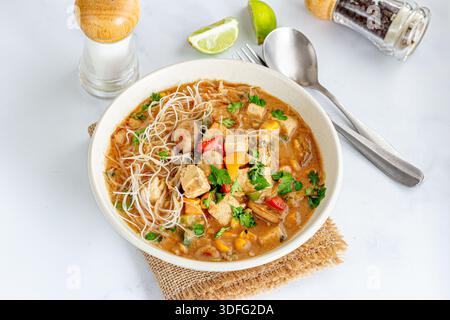 Vegane Tofu-Nudelsuppe mit frischem Gemüse Stockfoto