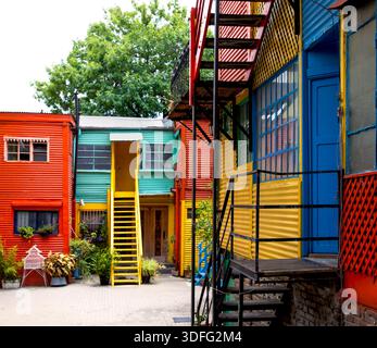 Farbenfrohe Häuser und Innenhof in La Boca, Buenos Aires, Argentinien Stockfoto