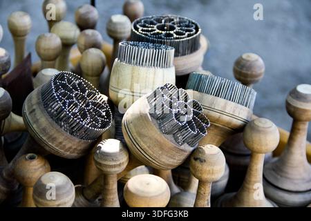 Usbekische traditionelle Holzbrotmarken zur Dekoration von Fladenbrotteig, ausgestellt auf einem lokalen Markt in Buchara, Usbekistan. Stockfoto