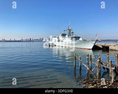HMCS Ottawa, eine Fregatte der Halifax-Klasse der Royal Canadian Navy, dockte am Burrard Dry Dock Pier in North Vancouver an. Skyline von Vancouver im Hintergrund. Stockfoto
