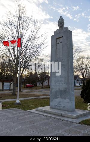 Prescott, Kanada - 6. April 2025: Prescott war Memorial Cenotaph und kanadische Flagge in Fort Wellington Stockfoto