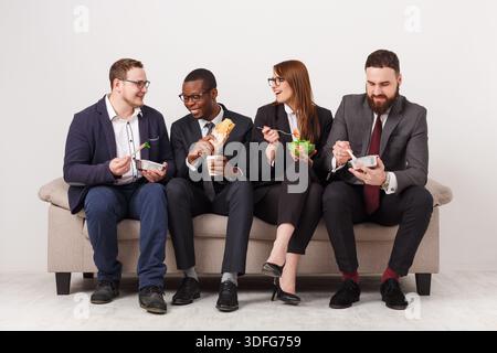 Geschäftsleute, die Mittagspause im Büro Stockfoto