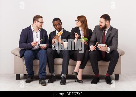 Geschäftsleute, die Mittagspause im Büro Stockfoto