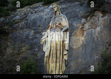 Marienstatue in der Nähe des Hauses der Jungfrau Maria in Selcuk, Türkei, symbolisiert religiöse Hingabe und Wallfahrt Stockfoto