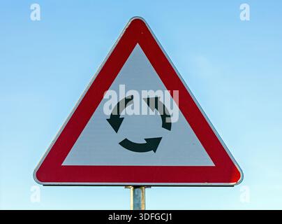 Kreisverkehr-Verkehrsschild in Metalldreieckschild warnt Fahrer vor einem Kreisverkehr Stockfoto