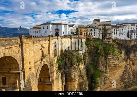 Besucher bewundern die atemberaubende Puente Nuevo Brücke in Ronda, während sie ihre reiche Geschichte und atemberaubende Landschaften erkunden. Stockfoto