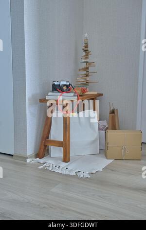 Moderne Ecke mit weihnachtsgeschenken, Einkaufstaschen und dekorativen Elementen Stockfoto
