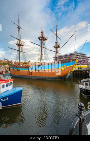 Nachbildung der HMS Endeavour in Whitby Harbour North Yorkshire Stockfoto