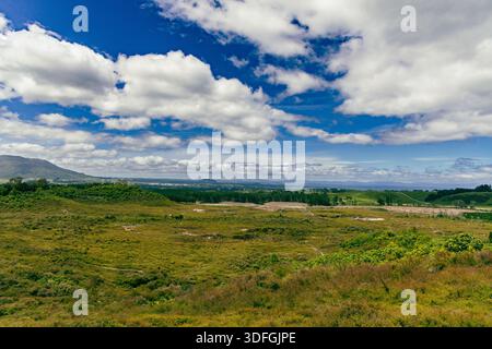 Rolling Green Hills Unter Dramatischem Bewölktem Himmel Stockfoto