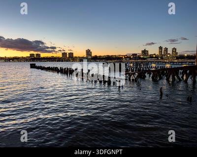 Hudson River und die Landschaft von New Jersey, vom Riverside Park South bei Sonnenuntergang, Upper West Side, Manhattan, New York City, New York, USA Stockfoto