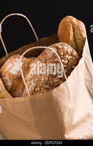 Sortiment von Backwaren in eine Papiertüte verpackt Stockfoto