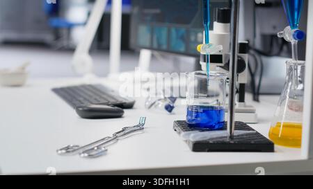High-Tech-Laborgeräte und Computer in leerer Forschungseinrichtung, in der Werkzeuge der Biowissenschaften und Pharmakologie vorgestellt werden. Die wissenschaftliche Umgebung hebt Innovationen in der Genetik und Diagnostik hervor. Stockfoto