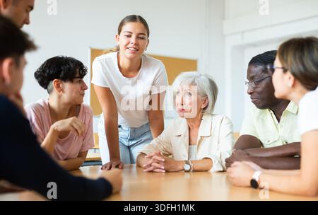 Gruppe von Personen, die an einem Sprachkurs teilnehmen Stockfoto