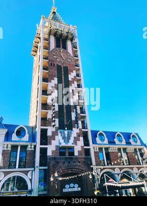 Uhrenturmgebäude mit kunstvoller Fassade, Batumi Piazza, Batumi, Georgia – 5. Oktober 2024 Stockfoto