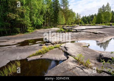 Malerische Landschaft mit Felsen und Wasser im Sommerwald, Gebiet der prähistorischen Steinkunst in Zalavruga, russisches Karelien Stockfoto